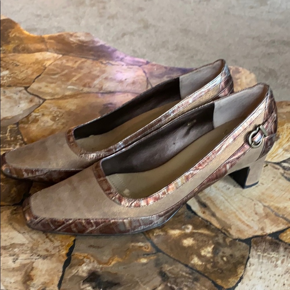 Van Eli metallic gold pumps